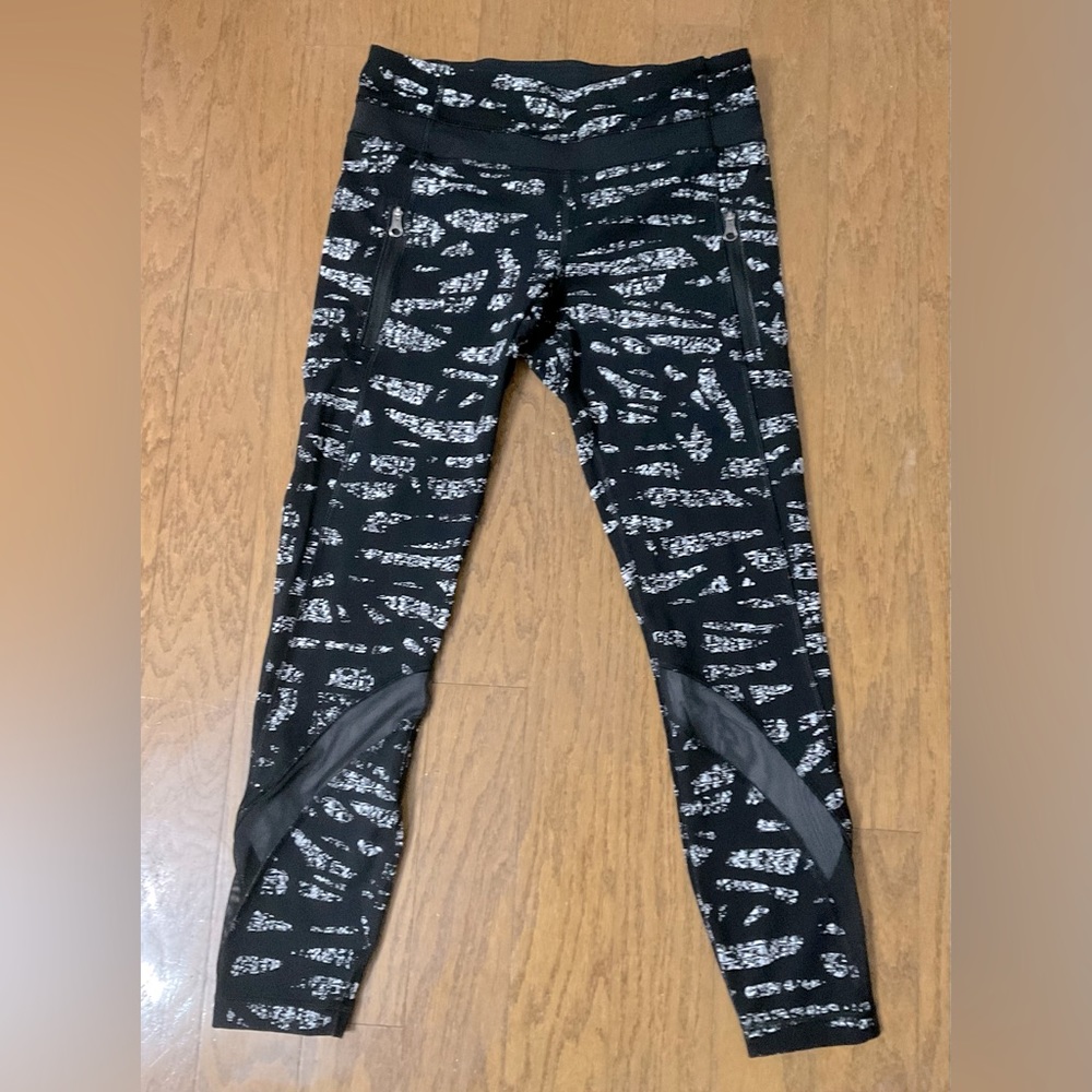 Lululemon Black and white printed mesh leggings, size 6